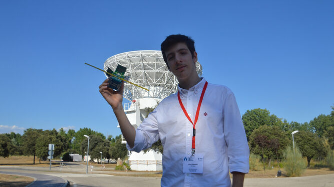Julián Fernández, con el picosatélite en el Centro Europeo de Astronomía Espacial, en Villanueva de la Cañada (Madrid)