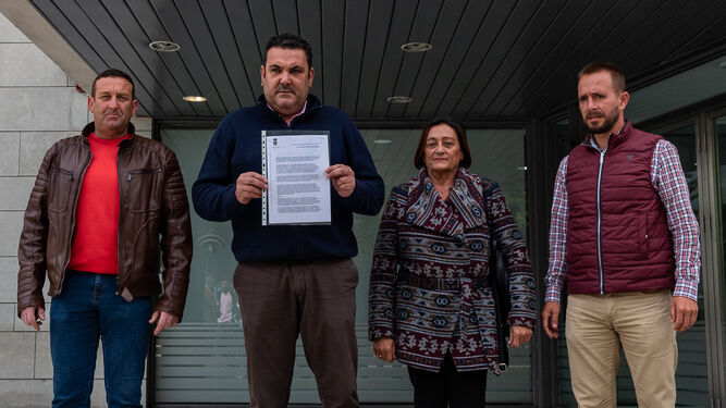 El alcalde de Tharsis, Lorenzo Gómez, muestra el escrito tras presentarlo en el Registro de la Delegación del Gobierno de la Junta.