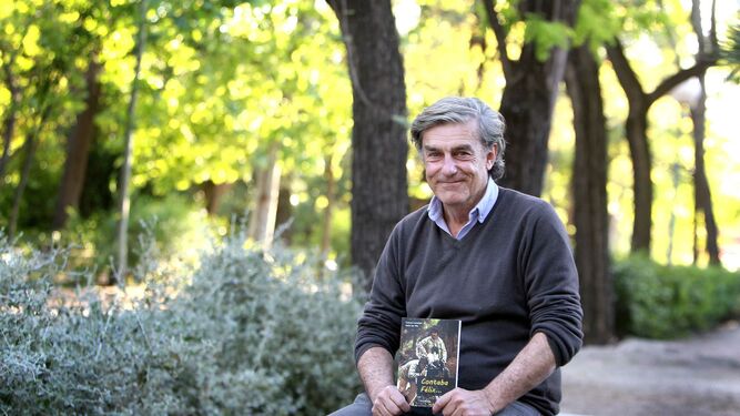 Carlos Llandres, este viernes en el Zoobotánico, con su libro sobre Félix Rodríguez de la Fuente.