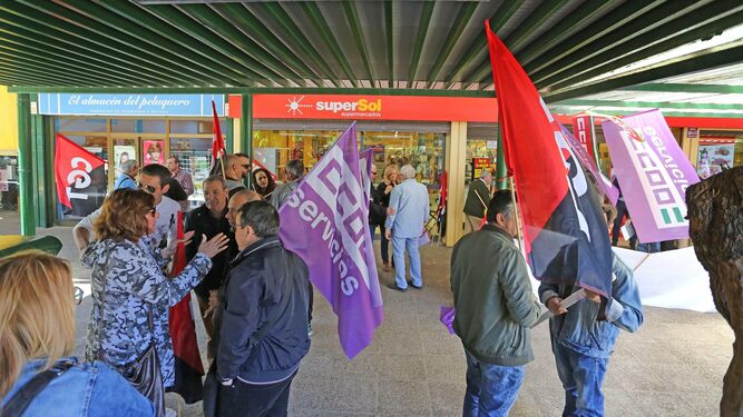 Trabajadores y representantes sindicales concentrados este viernes frente al Supersol de Merca 80.