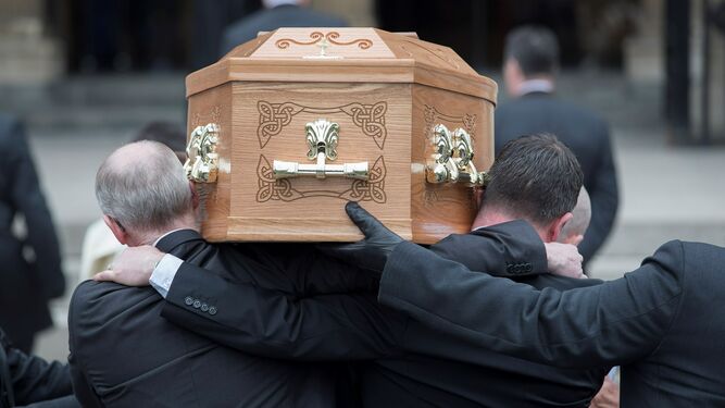 Varias personas portan el ataúd de la periodista Lyra McKee a su llegada a la catedral de Belfast.