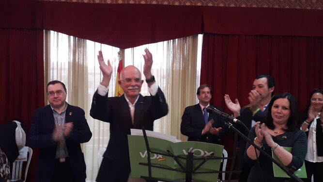 Agustín Rosety, número uno de la candidatura de Vox al Congreso, junto a la parlamentaria andaluza Ángela Mulas (a la derecha) y el candidato al Senado y a la Alcaldía de San Fernando, Carlos Zambrano.