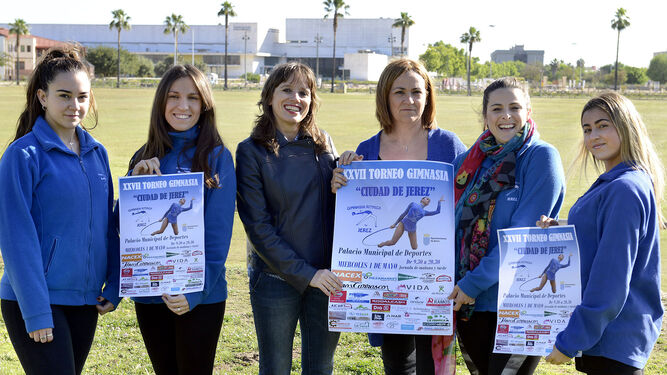 Laura Álvarez posa con el cartel del trofeo junto a directivas y gimnastas del CGR Jerez.