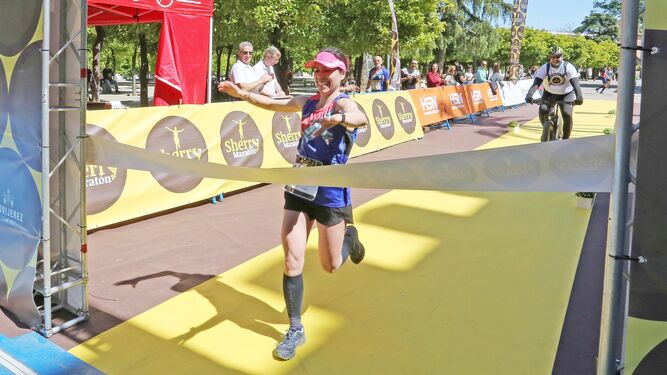 Sonia Oncala cruza la línea de meta proclamándose campeona del III Sherry Maratón