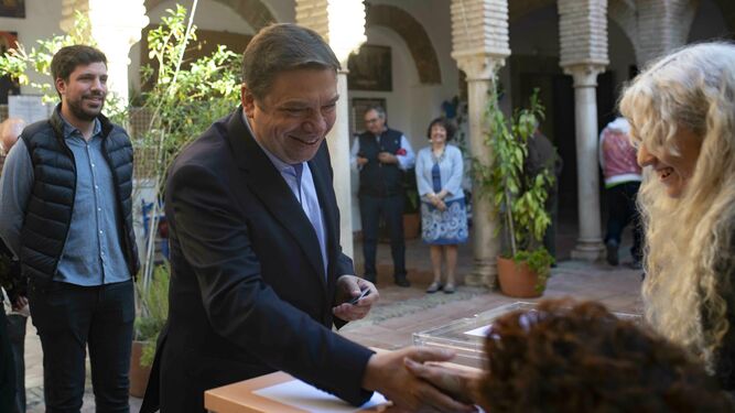 Un momento de la votación de Luis Planas, candidato del PSOE cordobés