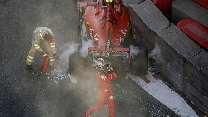 Charles Leclerc se desespera tras estrellar su Ferrari en la última sesión de clasificación.