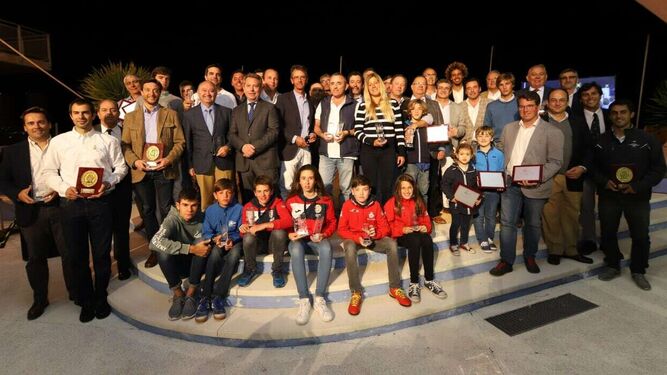 Foto de familia de los galardonados por la Federación Andaluza de Vela.