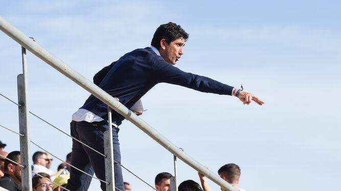 Juanma Pavón, técnico del Cádiz B, dando instrucciones desde la grada al estar sancionado.