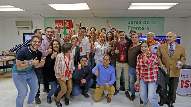 Militantes socialistas celebrando la victoria electoral en Jerez