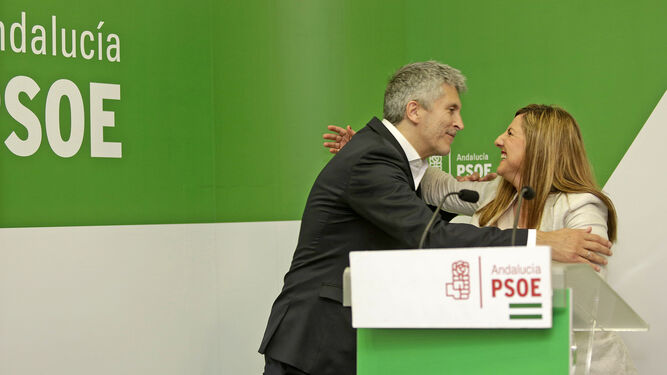 Fernando Grande-Marlaska e Irene García se abrazan durante la rueda de prensa de esta tarde.