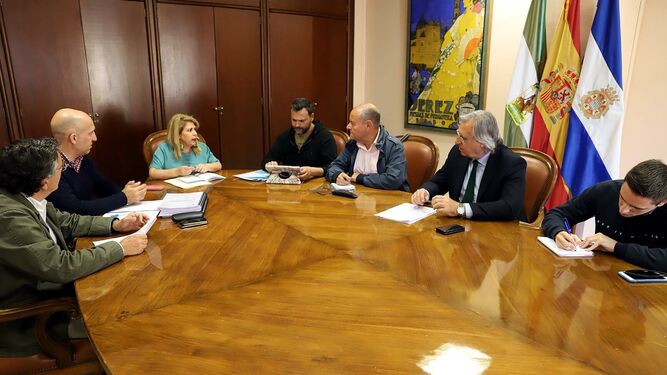 Reunión en el Ayuntamiento con la alcaldesa y Camas, técnicos de Urbanismo y oposición.