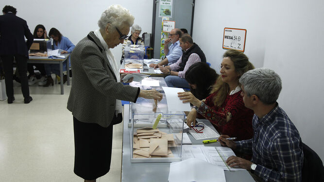 Una mujer introduce su voto para el Senado en un colegio electoral de la capital.