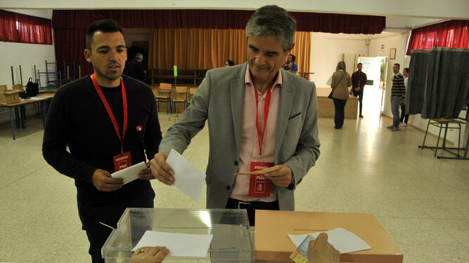El alcalde de Arcos, el socialista Isidoro Gambín, votando este domingo.