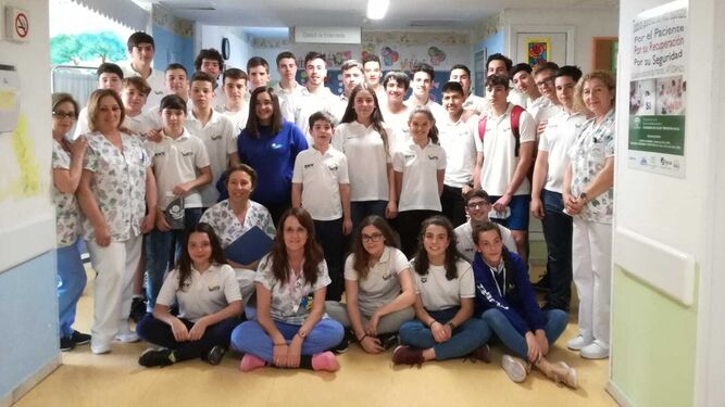 Los deportistas del DKV CN Jerez, con el personal del Hospital.