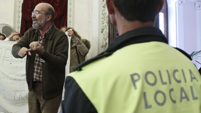 El activista Lorenzo Jiménez, en la imagen tomando la palabra como público en un pleno de Cádiz, era el número de la lista Cádiz en Movimiento (CEM) que ha sido anulada.