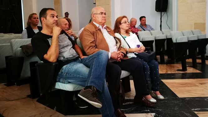 Charo López espera su intervención en pleno, en octubre de 2017, junto a otros representantes vecinales.