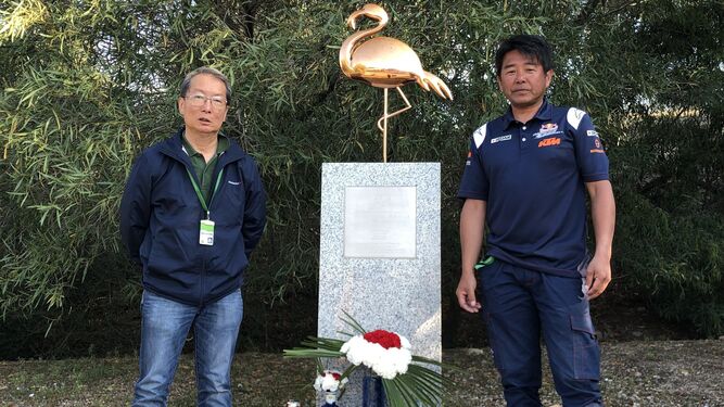 Makoto Hirano (i) y Toshimasa Kishida, mecánico de la Rookies Cup, tras colocar el ramo de flores en el monolito en memoria de Wakai.
