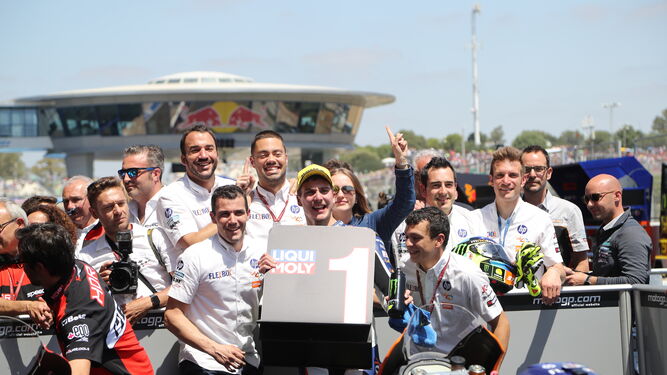 Baldassarri celebra con su equipo el triunfo en Jerez