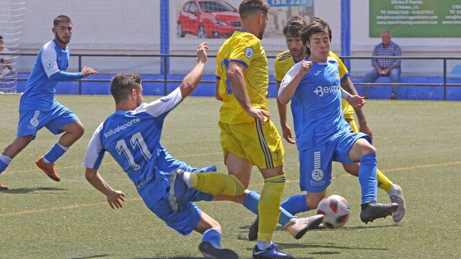 David Piñero y Beni, frenando la incursión de un futbolista del Cádiz B.