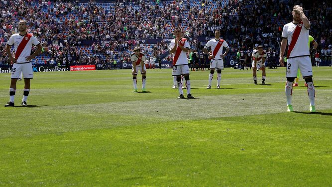 Los jugadores del Rayo, cabizbajos tras su última derrota frente al Levante.