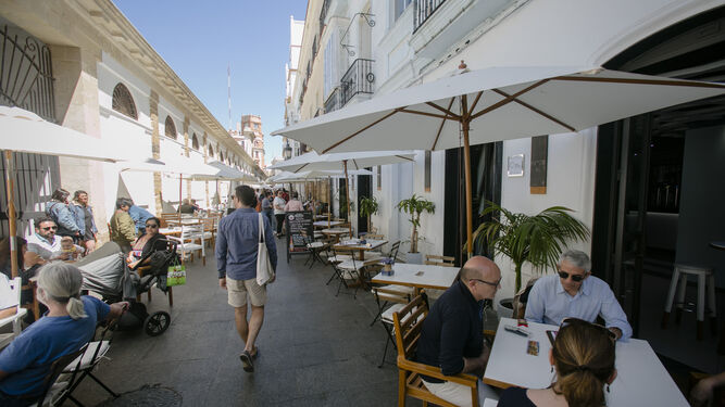 Clientes en una terraza en el centro de Cádiz.