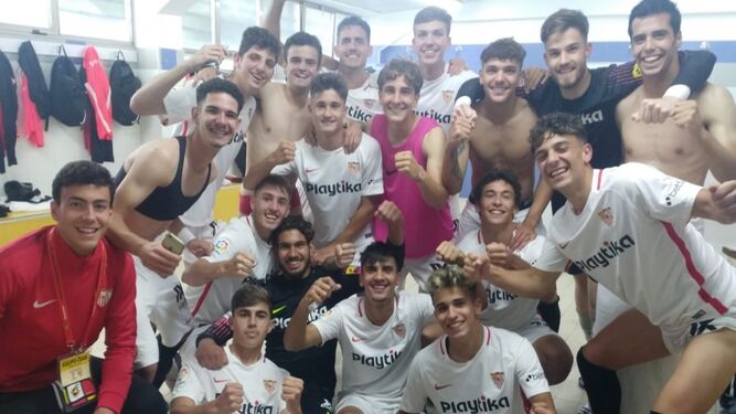 Los jugadores del Sevilla celebran el pase a la semifinal tras eliminar al Madrid con un gol de Zarzana.