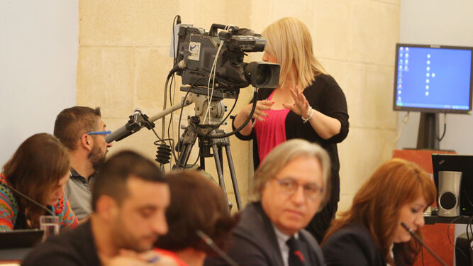 La alcaldesa conversa con un cámara de Onda Jerez durante un pleno.