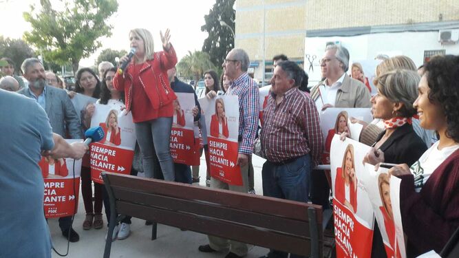 La alcaldesa y candidata del PSOE, Mamen Sánchez, en San Benito.