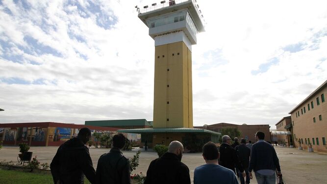 Torre de control y patio central del penal de La Ribera, en Huelva.