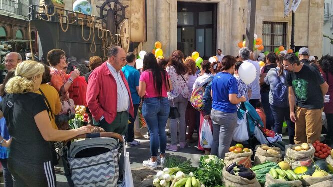 La cuarta edición de la feria de productos hortofrutícolas de Arenas Finas ha reunido a mucho público en el centro.