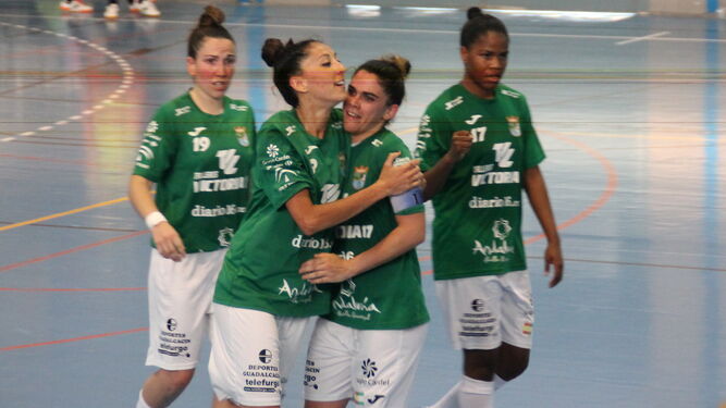 Lorena, capitana del Guada FSF, celebra uno de los goles con Luci.