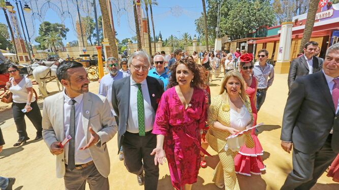 La ministra llega a la Feria acompañada por la alcaldesa y los concejales Díaz y Camas.