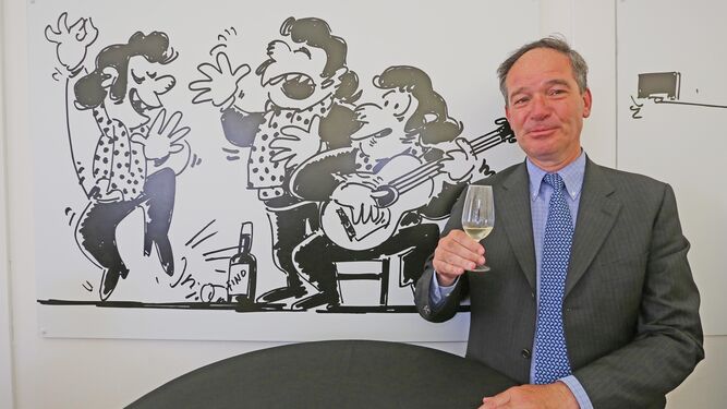 El embajador de Bélgica en España brinda con una copa de fino en la caseta de Diario de Jerez.