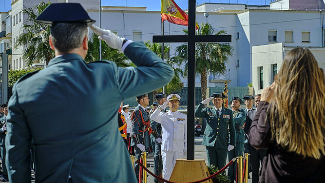 Un momento del homenaje a los caídos ayer en la Comandancia, con el coronel Alfonso Rodríguez Castillo y el subdelegado del Gobierno, José Pacheco, a la derecha.