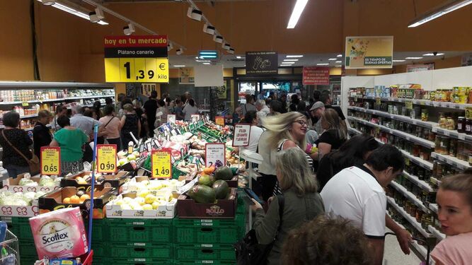 Muchos clientes la tarde del martes en Supersol para adquirir los últimos productos de este supermercado.