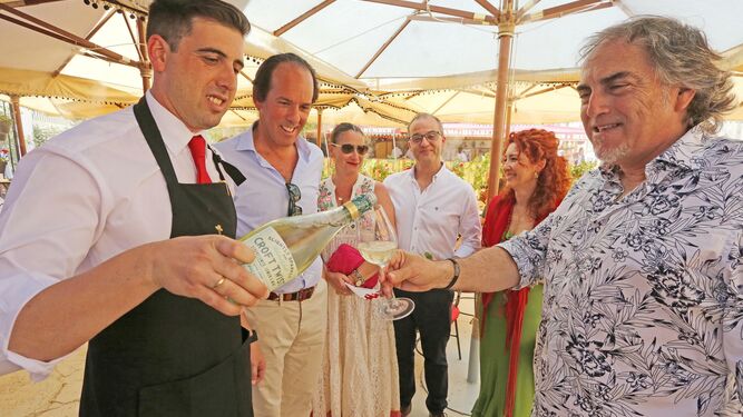 Un camarero sirve en el templete de González Byass una copa de Croft Twist a 'El Selu' en presencia de José Argudo, responsable de la marca Tío Pepe.