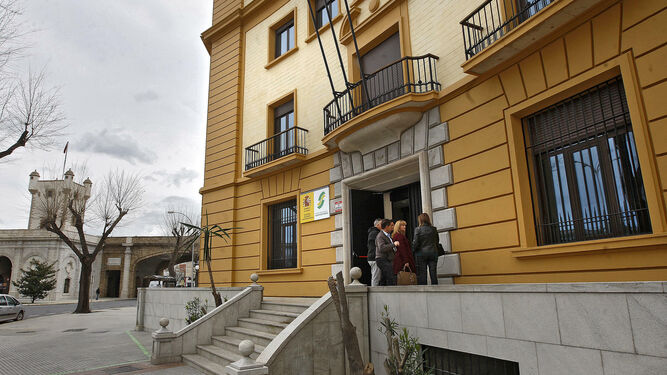 Entrada de la sede del INSS en la plaza de la Constitución de Cádiz.