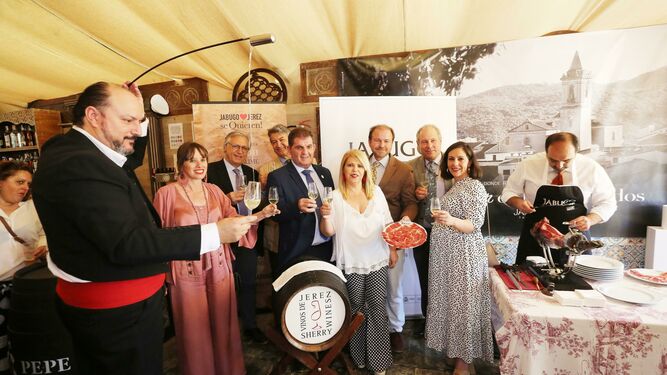 Brindis en la caseta de Jabugo para celebrar el maridaje del jamón con el vino de Jerez.