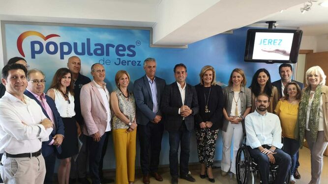 Miembros del PP, entre ellos la ex ministra Fátima Báñez, con representantes de Adecosur.