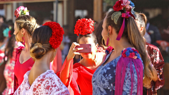 Varias jóvenes fotografiándose en la Feria de Jerez