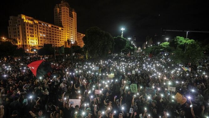 Miles de estudiantes participan en una manifestación en de Río de Janeiro (Brasil).