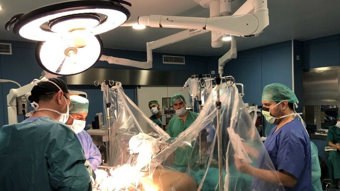 Imagen de una intervención de neurocirugía en el Hospital Puerta del Mar.