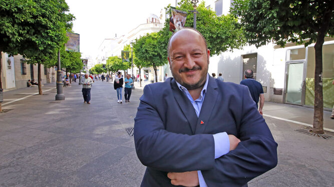 El candidato Raúl-Ruiz-Berdejo, en la calle Larga minutos antes de la entrevista.