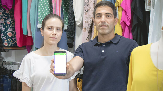 Sandra Hidalgo y Miguel Gallardo mostrando su App.