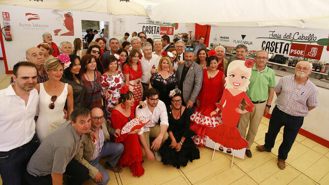 Militantes del PSOE con el ministro del Interior, Fernando Grande-Marlaska, y la alcaldesa y candidata, Mamen Sánchez, esta pasada Feria.