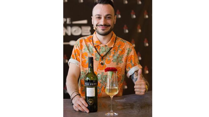 El barman italiano Marco Masieri con 'El Beso de la Flaca', el cocktail ganador.