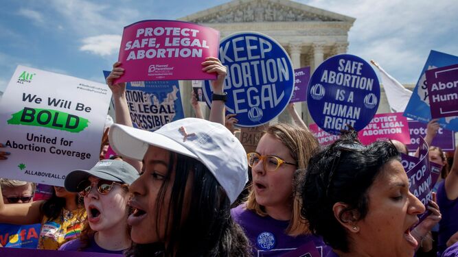 Cientos de mujeres protestan contra las leyes antiabortistas en el Tribunal Supremo, en Washington.