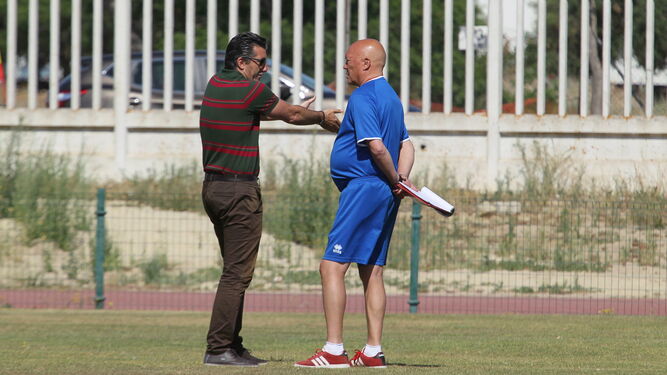 Edu Villegas conversa con García Tébar en un entrenamiento.