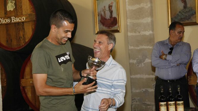 Isra recogió el trofeo a la constancia de Sergio Narváez, que no pudo acudir al acto.