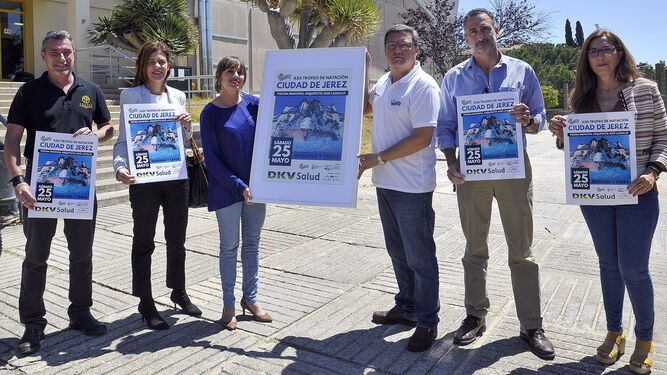 Laura Álvarez, delegada de Deportes, y organizadores posan con el cartel de la 22 edición.